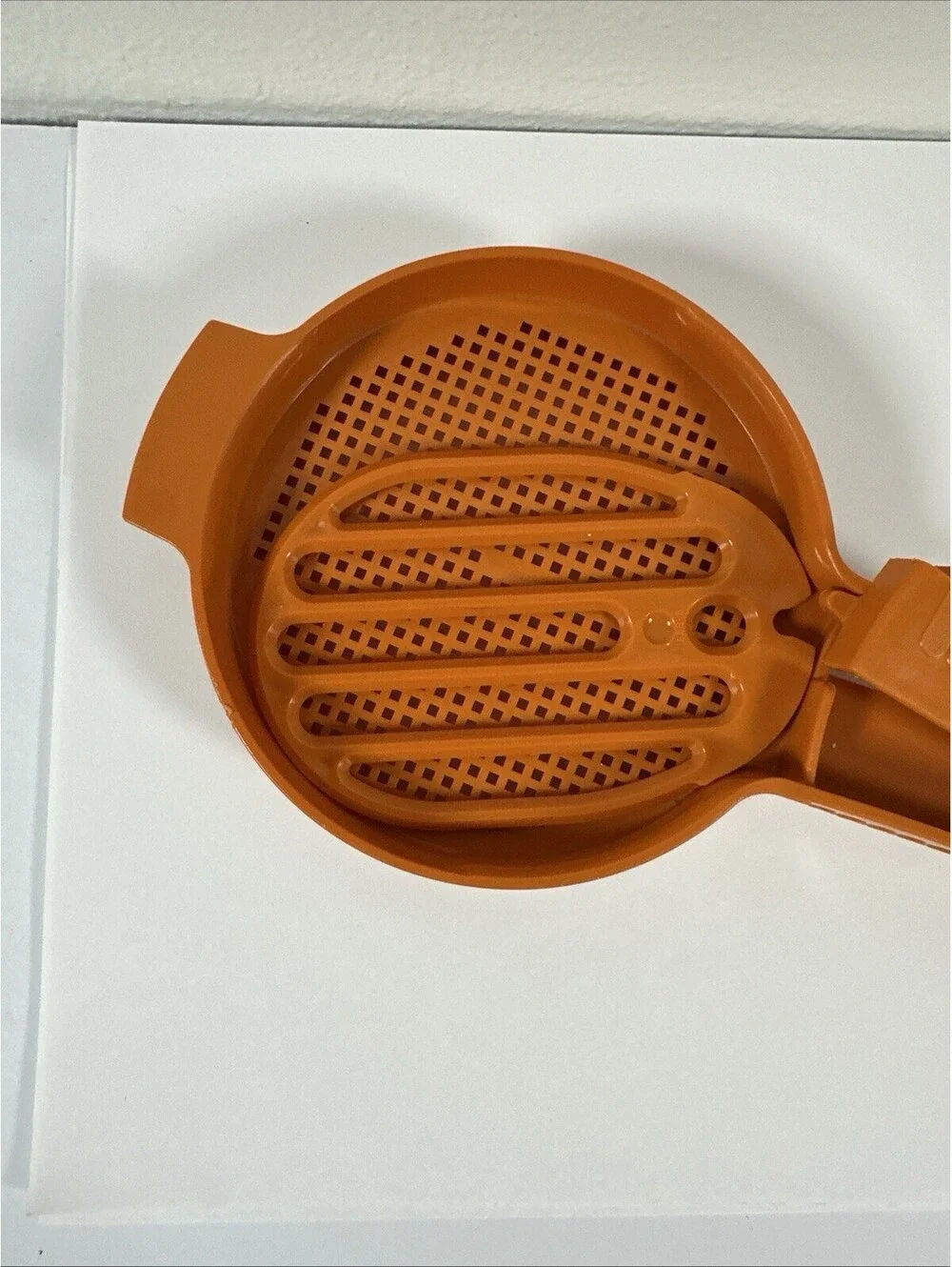 VintageTupperware Sift-it Paddle Harvest Orange Flour/Powdered Sugar Sifter